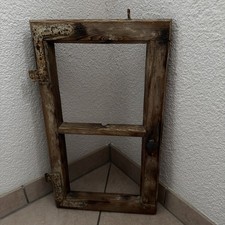 alter Fensterrahmen ohne Glas